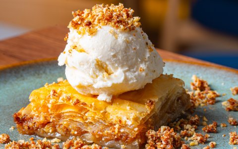 El clásico postre de Baklava pone el broche de oro a la experiencia gastronómica.