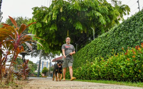 Moradores del Barrio del seguro salen con sus mascotas.