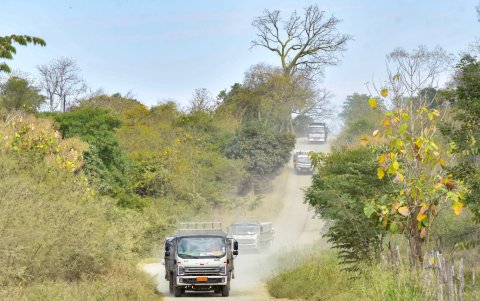 El difícil acceso por carreteras de tierra frena la llegada de visitantes y perjudica el comercio y el turismo local.
