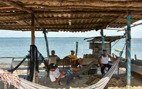 Los cerca de 40 habitantes de esta zona costera de Guayaquil conviven a diario con el olvido de las autoridades locales.