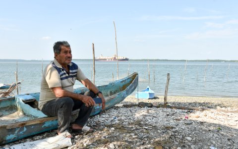 Playa Punta Diamante, balneario cercano a Chongón, sufre por la falta de infraestructura y promoción turística estatal.