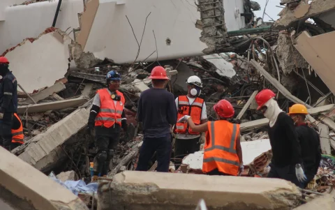Rescatistas trabajan entre los escombros de viviendas colapsadas en Venezuela, donde el terremoto expuso fallas estructurales en edificaciones levantadas durante el chavismo.