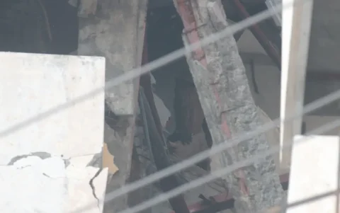 Vecinos denuncian que personas ingresan con frecuencia al edificio para retirar materiales, pese al riesgo que representa la estructura.