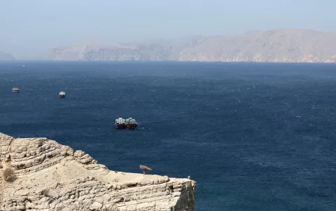 Barcos navegan por el estrecho de Ormuz.
