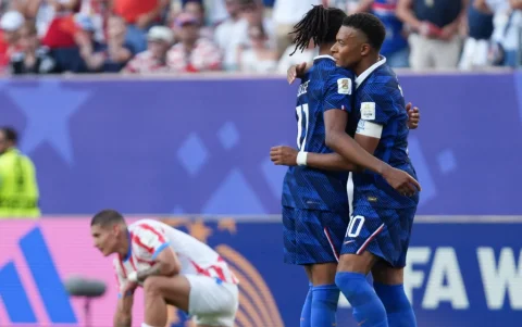 Mbappe y Olise celebran un gol en este Mundial.