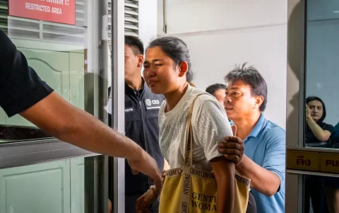 Un familiar de una víctima del incendio del bar Na Lat Prhao ingresa al Instituto de Medicina Forense del Hospital de la Policía para identificar el cuerpo.