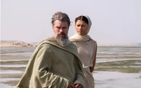 Odiseo (Matt Damon) y Atenea (Zendaya)