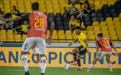 Barcelona SC y Deportivo Cuenca disputan un encuentro por la LigaPro.