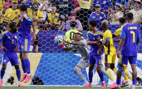 Eloy Room, portero de Curazao, ataja un balón ante Ecuador en el Mundial 2026