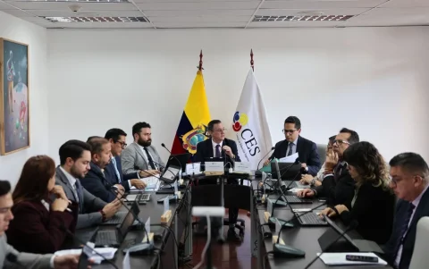 Pleno del Consejo de Educación Superior (CES) durante la sesión en la que aprobó la segunda intervención de la Universidad Amawtay Wasi.