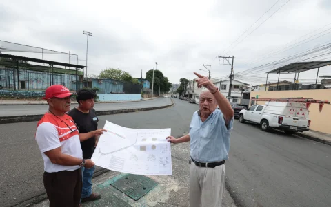 Reclamo. Los moradores, con plano en mano, denuncian que lo que se hace ahora no es lo mismo que se socializó. No están de acuerdo con los cambios.