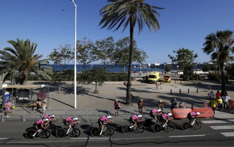 Los integrantes del EF Education-EasyPost participan en la primera etapa del Tour de Francia.