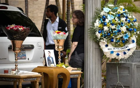 Fotografía que muestra arreglos florales y una imagen de Yordy Paredes este domingo, durante su funeral en Caracas (Venezuela).