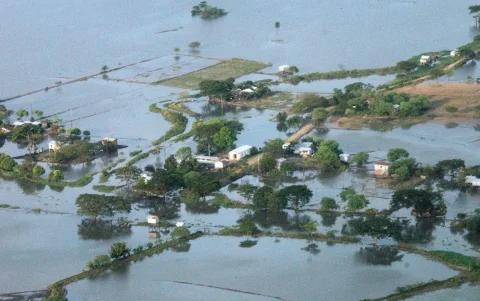 Ecuador declara alerta roja mientras Panamá y El Salvador aplican medidas extremas ante los desastres provocados por el fenómeno climático