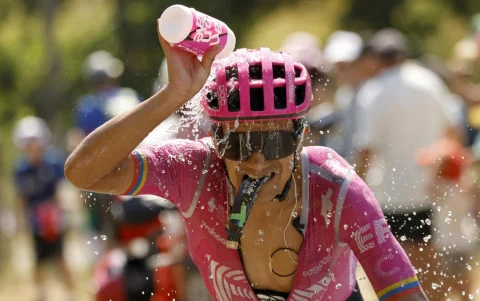 Richard Carapaz en la etapa 10 del Tour de Francia 2026, en su llegada al Le Lorian como el más combativo del recorrido.