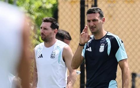 El seleccionador de Argentina, Lionel Scaloni y el capitán Lionel Messi participan en un entrenamiento en Kennesaw.