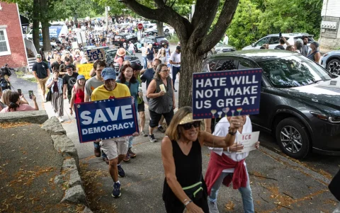 Personas marchan durante una protesta contra las políticas de la agencia de Inmigración y Control de Aduanas (ICE), en Biddeford, Maine, EE. UU., el 13 de julio de 2026.