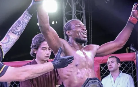 Mayton Perea posa con el cinturón de campeón de peso wélter conquistado en EMMA.