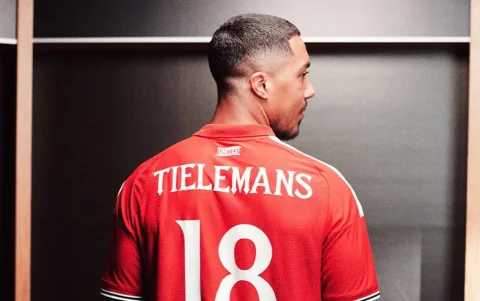 Youri Tielemans posa con la camiseta del Manchester United tras oficializarse su incorporación al club inglés.