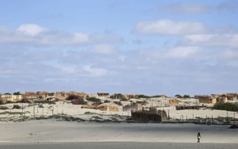 Una vista general de un campamento en la región de Piura (Perú).