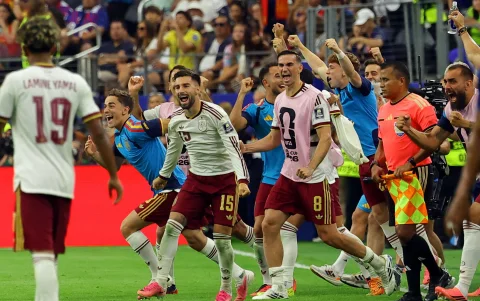 Jugadores de España celebran el triunfo ante Francia en la semifinal del Mundial 2026.