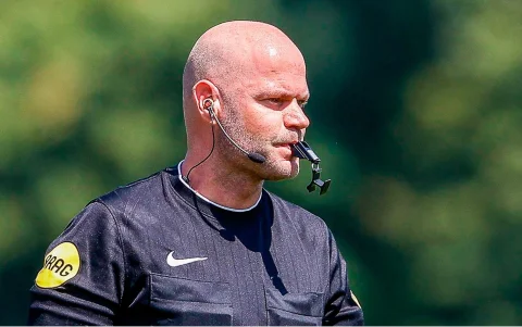 Rob Dieperink durante su trayectoria como árbitro profesional en competiciones de fútbol europeo.