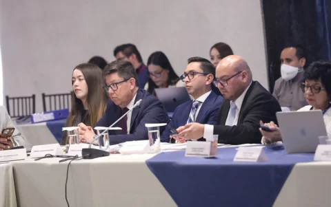 Los abogados Rafael Oyarte e Ismael Quintana defendieron a la exministra Inés Manzano durante el juicio político en la Comisión de Fiscalización.