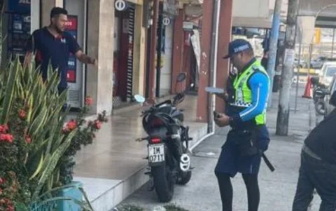 Referencial. Invadir zonas peatonales en Guayaquil se sanciona con una multa de $ 72,30.