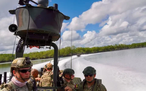 Altos mandos de ambos países recorrieron zonas estratégicas de Esmeraldas para evaluar operaciones de control.