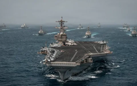 Buques de guerra de la Armada de EE.UU. desplegados en Medio Oriente, tras anunciar que reimpusieron este martes el bloqueo naval a Irán en el estrecho de Ormuz.