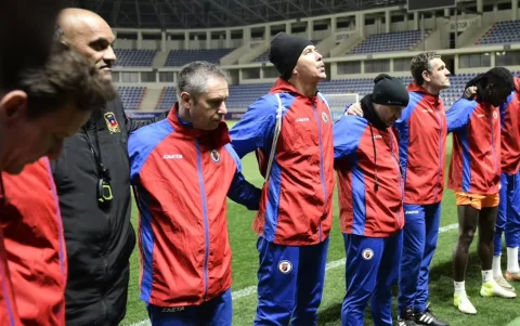 El cuerpo técnico de la selección de Haití durante un partido del Mundial de la FIFA 2026.