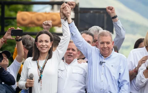 Fotografía de archivo del 30 de julio de 2024 de la líder opositora María Corina Machado junto al candidato presidencial Edmundo González Urrutia.