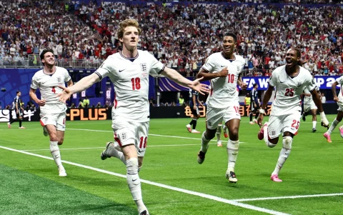 Anthony Gordon festeja su gol ante Argentina.