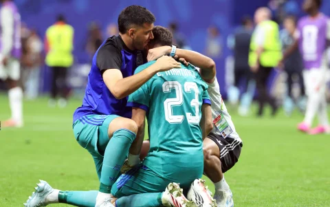 El Dibu Martínez (arrodillado) emocionado luego de la clasificación de Argentina a la final del Mundial 2026.