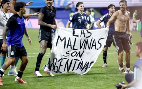 Jugadores de la Selección de Argentina sostienen un cartel con la frase: