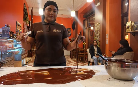 La experiencia concluye con una cata de chocolate artesanal de Kitu Chocolate, donde los visitantes degustan cerca de 18 sabores elaborados con cacao ecuatoriano.