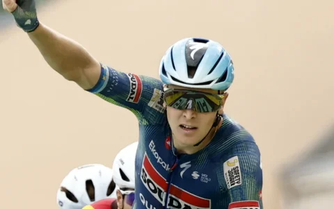 Tim Merlier celebra su victoria tras conquistar la etapa 12 del Tour de Francia 2026.