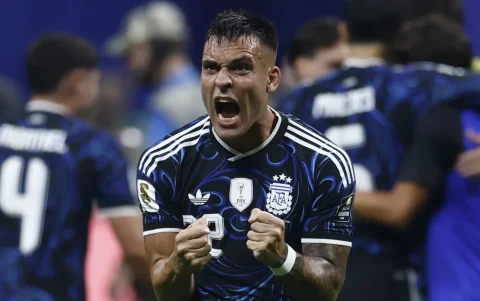 El internacional argentino Lautaro Martínez celebra la victoria de su selección sobre la de Inglaterra este miércoles.