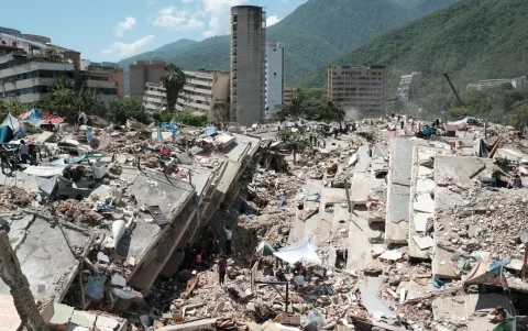 Gran parte de los edificios que colapsaron en el terremoto del 24 de junio en La Guaira fueron precisamente los construidos por los gobiernos de Chávez y Maduro.