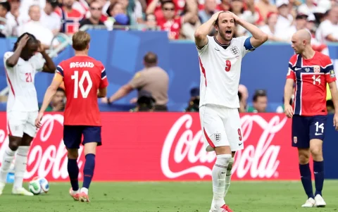 Harry Kane, capitán de Inglaterra, muestra su frustración al perder 1-2 la semifinal del Mundial de 2026 ante Argentina.