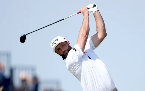 Jon Rahm, de España, ejecuta su golpe de salida en el hoyo 3 durante la primera ronda del Abierto Británico de Golf, disputado en el Royal Birkdale de Southport.