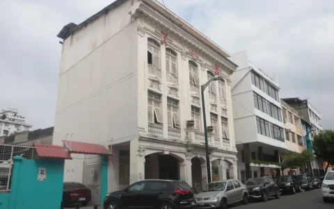 La casa Madinyá, inaugurada en 1927, está ubicada en las calles Tomás Martínez, entre Rocafuerte y Córdova, en el centro de Guayaquil.