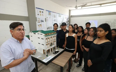 El docente Jorge Vega (i) lidera el proyecto junto a un grupo de estudiantes de la Facultad de Arquitectura de la Universidad de Guayaquil, quienes realizan visitas periódicas al edificio.