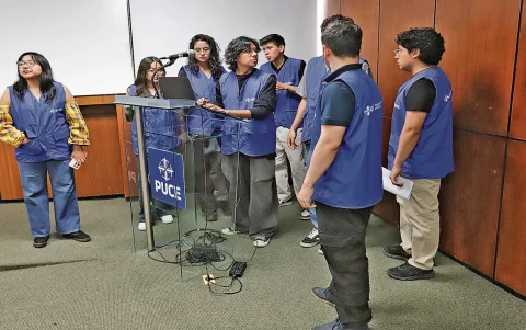 Presentación. Los estudiantes de la PUCE socializaron sus propuestas con los moradores de la zona.