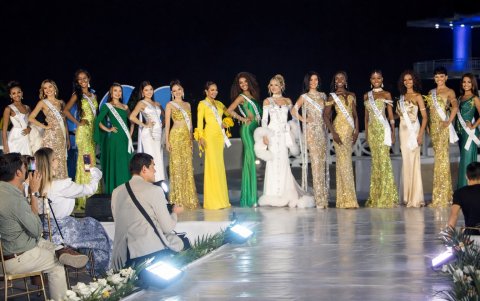 Las candidatas a Miss Universo Ecuador 2026 en el balneario de Ballenita en donde arrancó el certamen