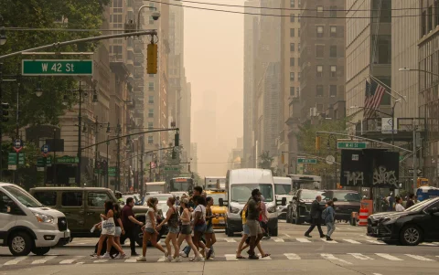 Las autoridades mantienen vigilancia sobre la calidad del aire en Nueva York y Nueva Jersey por la llegada del humo.