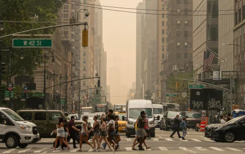 Personas caminan por una calle este jueves, en Nueva York (EE.UU.).