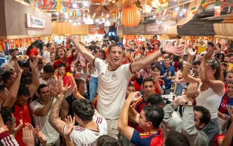 Más de 800 españoles celebraron en el Mercado Little Spain de Nueva York la clasificación de España para los cuartos de final del Mundial.
