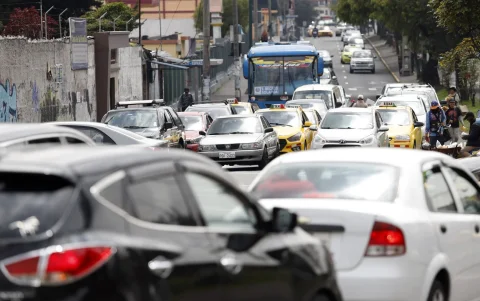 El aumento del tráfico en Quito impacta la calidad de vida y la productividad de sus habitantes.