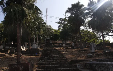 El Cementerio de Extranjeros está ubicado en las calles Julián Coronel y Ximena, en el centro de Guayaquil.